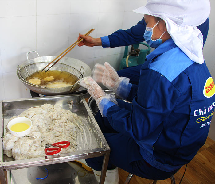 Chả mực Bá Kiến chế biến thủ công, đảm bảo vệ sinh an toàn thực phẩm