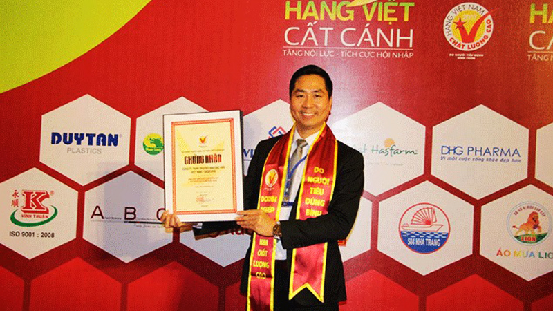 Giám đốc Nguyễn Bá Toàn nhận Chứng nhận Hàng Việt Nam Chất lượng cao