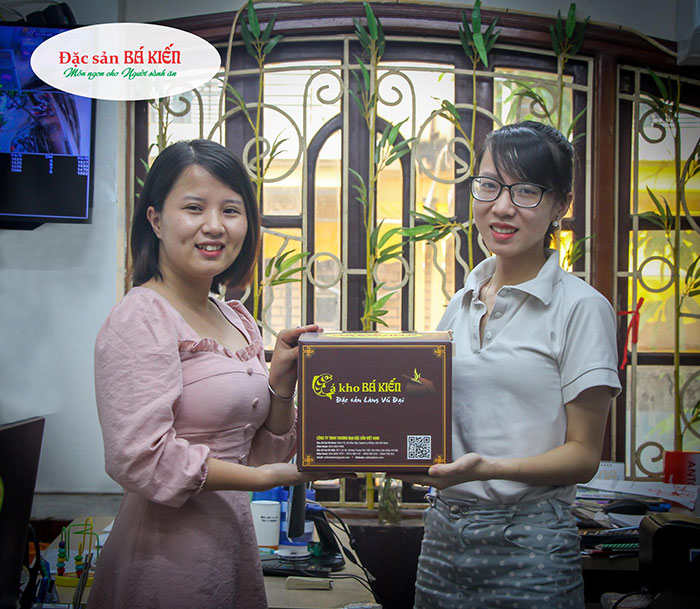 Hà Thị Tuyết Trinh - nhân viên nhận được giải nhất 1 niêu cá kho 1.5 kg trị giá 500.000 đồng