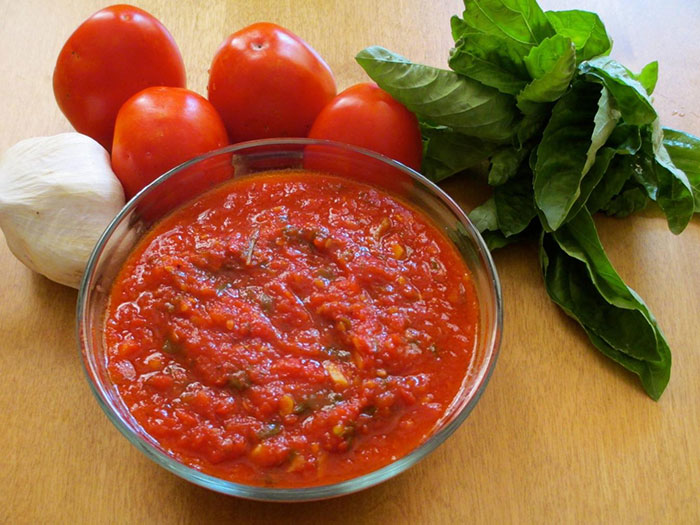 Nước sốt cà chua sánh mịn giúp món ăn sẽ hòa quyện đậm đà hơn