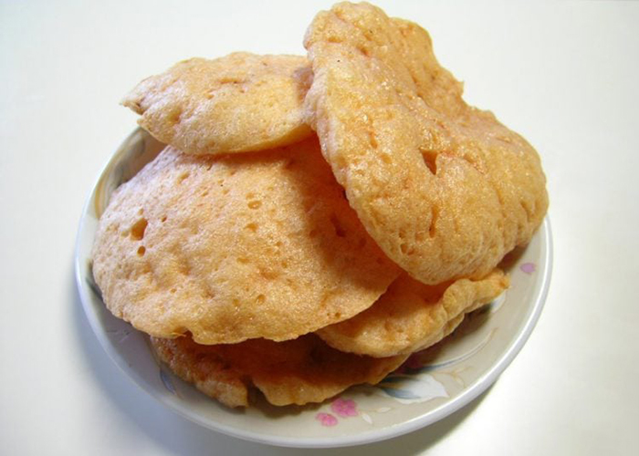 Bánh phồng Sơn Đốc là đặc sản nổi tiếng du khách nên thử một lần khi đến đây